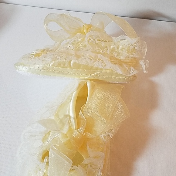 Yellow Lacy Tie Up Shoes Size 11 (28) - Picture 4 of 5